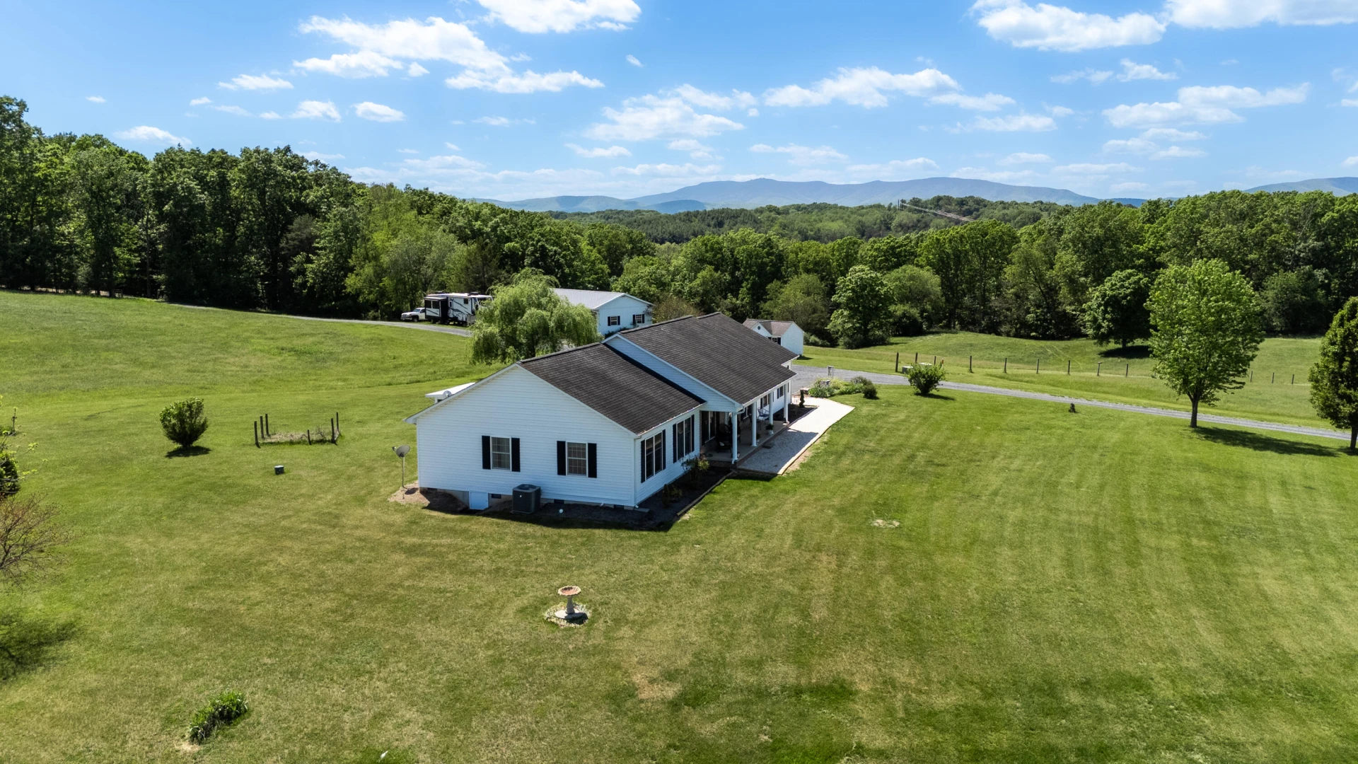 112 Guernsey Ln - Photo 3