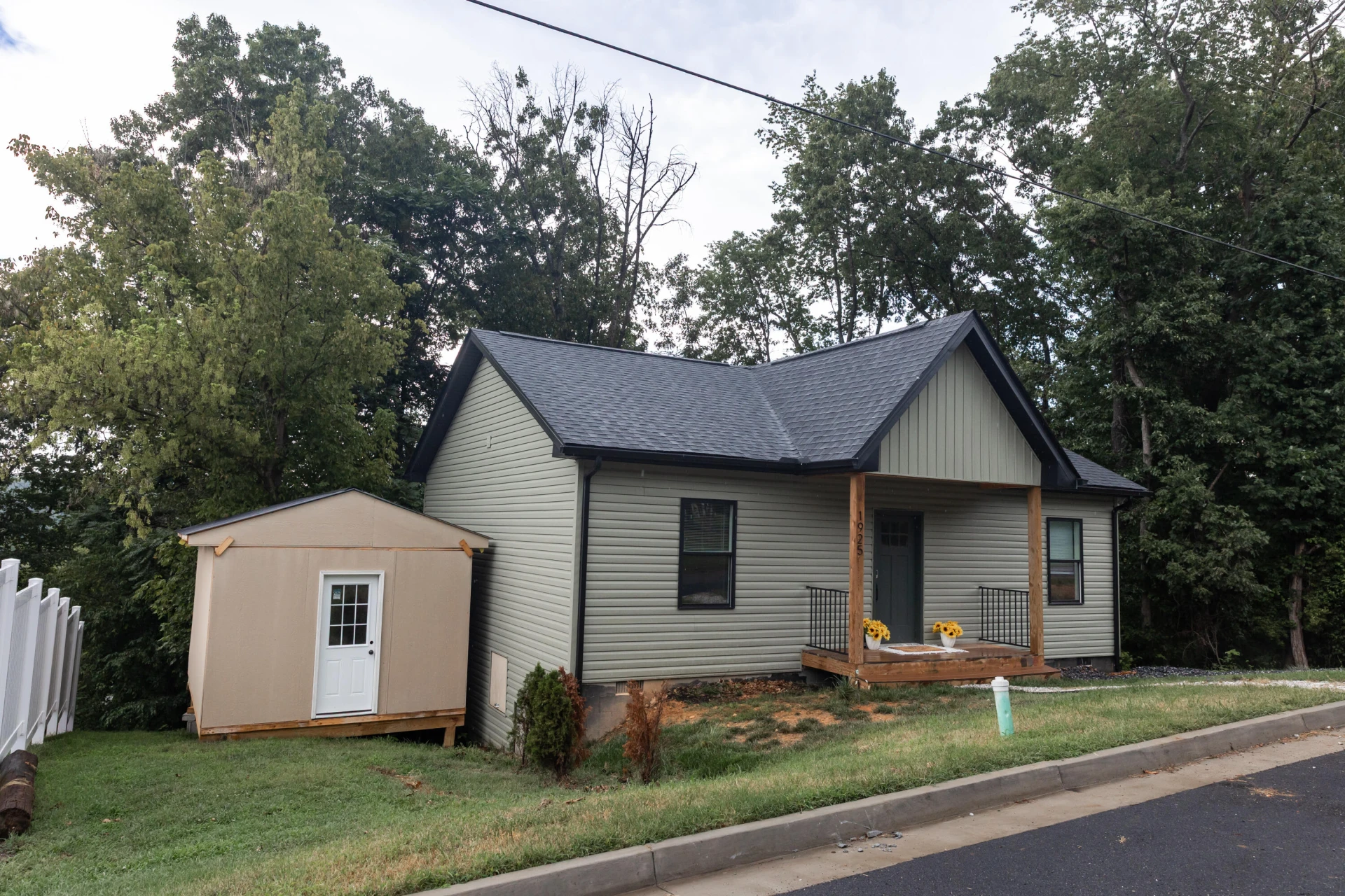 1925 Hawthorne Ave - Photo 2