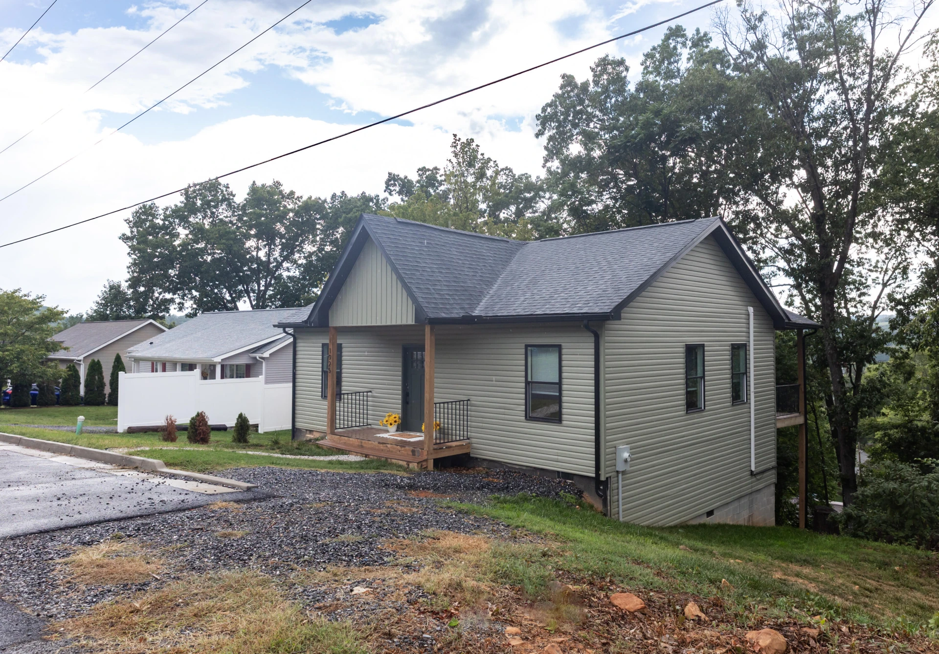 1925 Hawthorne Ave - Photo 4
