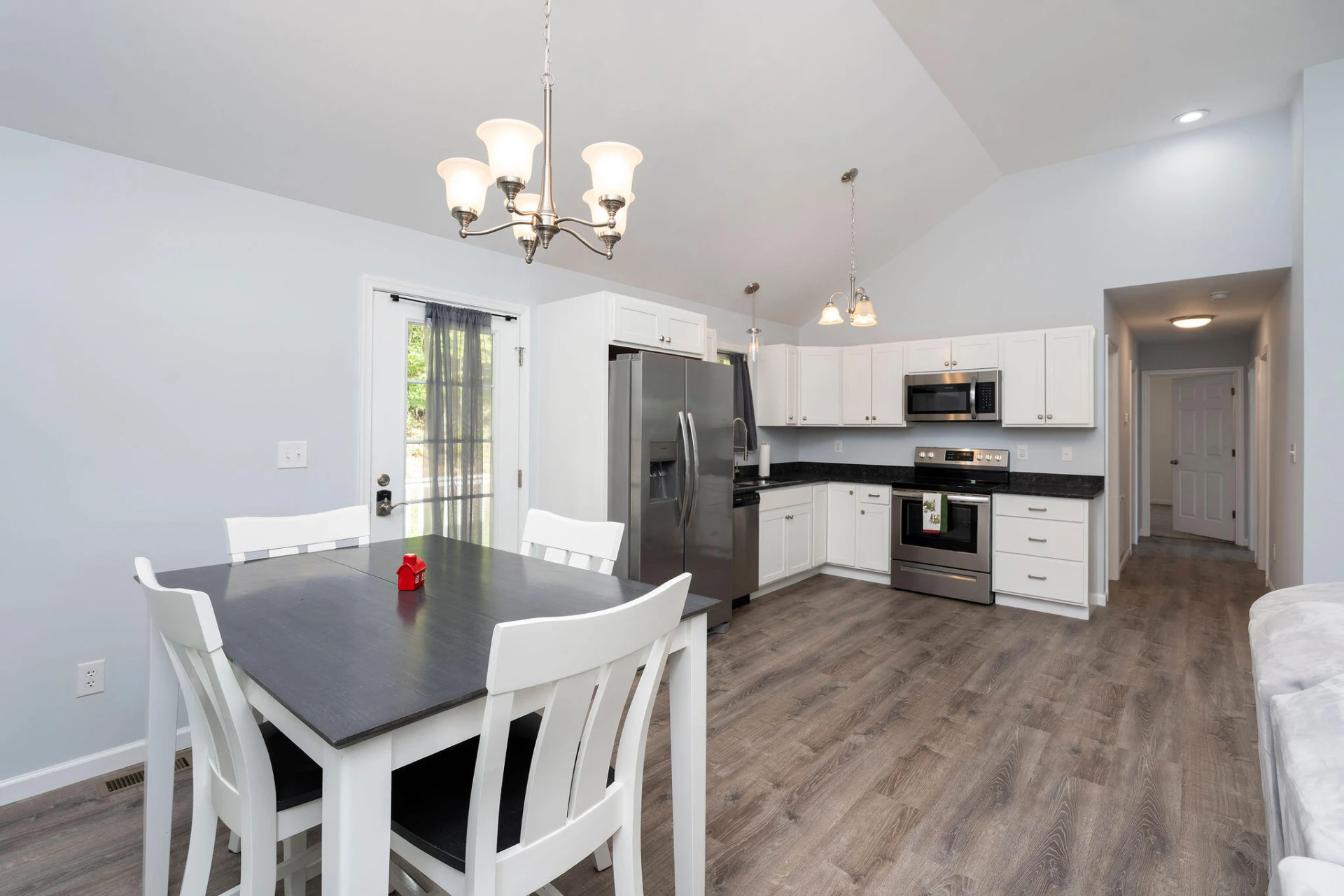 1776 Hawthorne Ave - Photo 2