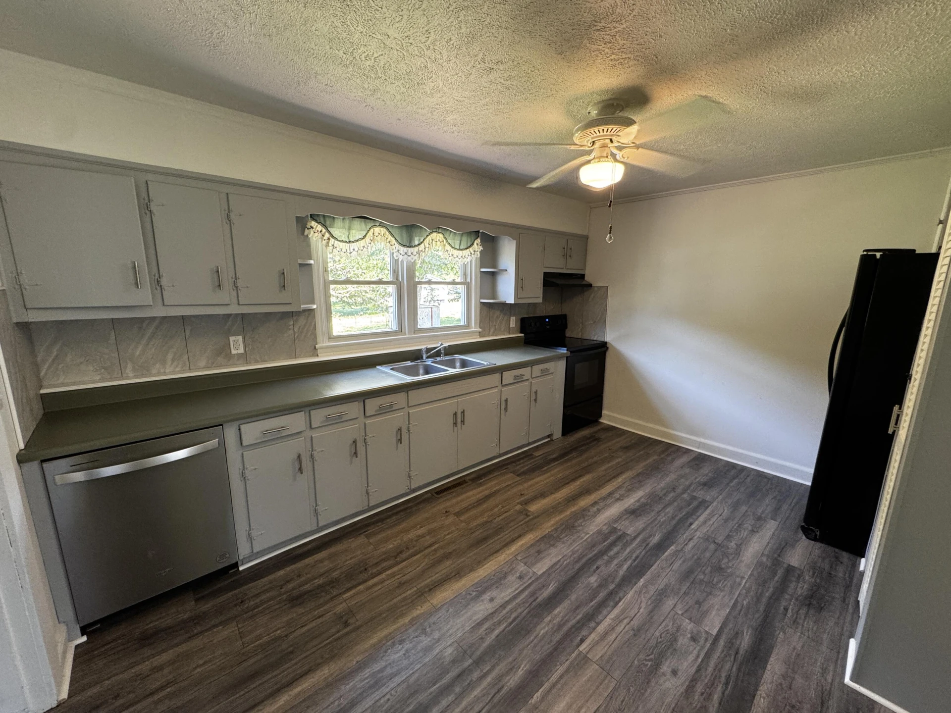 1122 ANDERSON St - Photo 2
