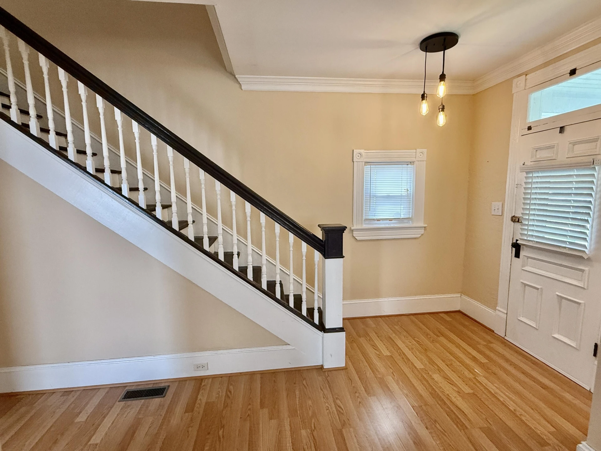 521 Roxbury St - Photo 2