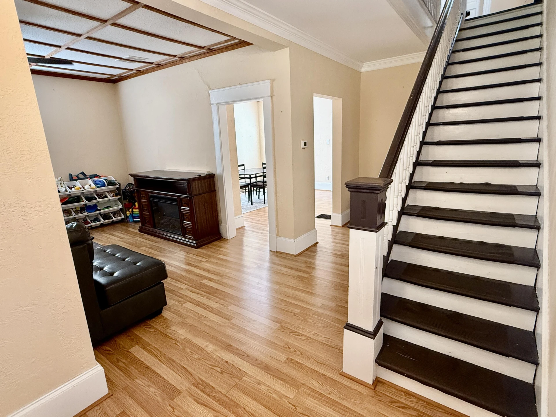 521 Roxbury St - Photo 3