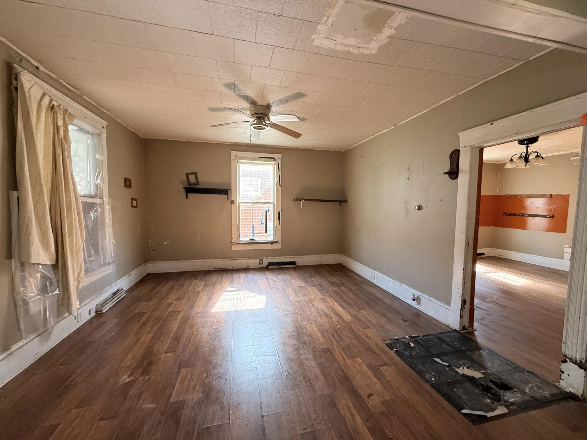 561 Roxbury St - Photo 2
