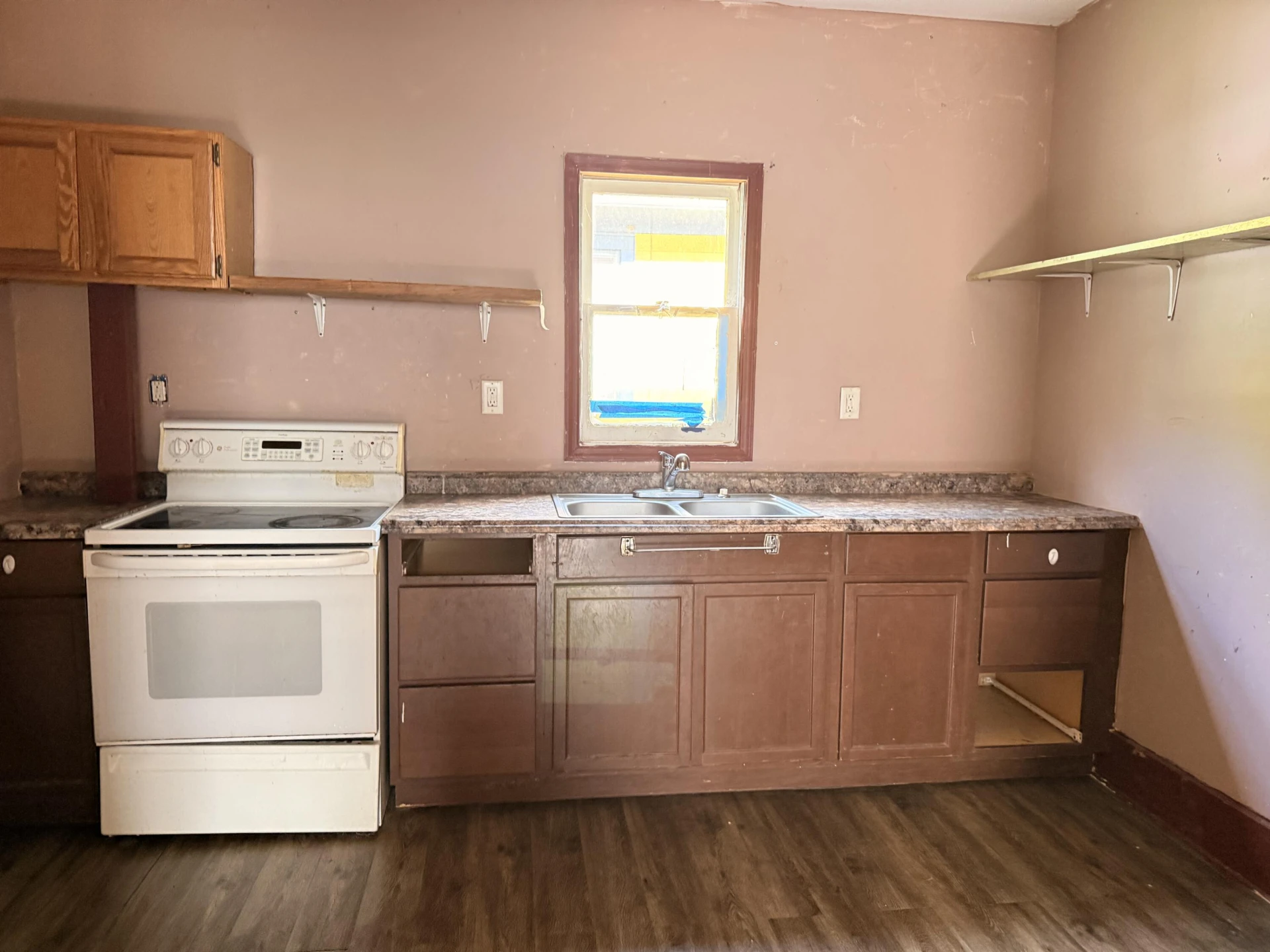 561 Roxbury St - Photo 4