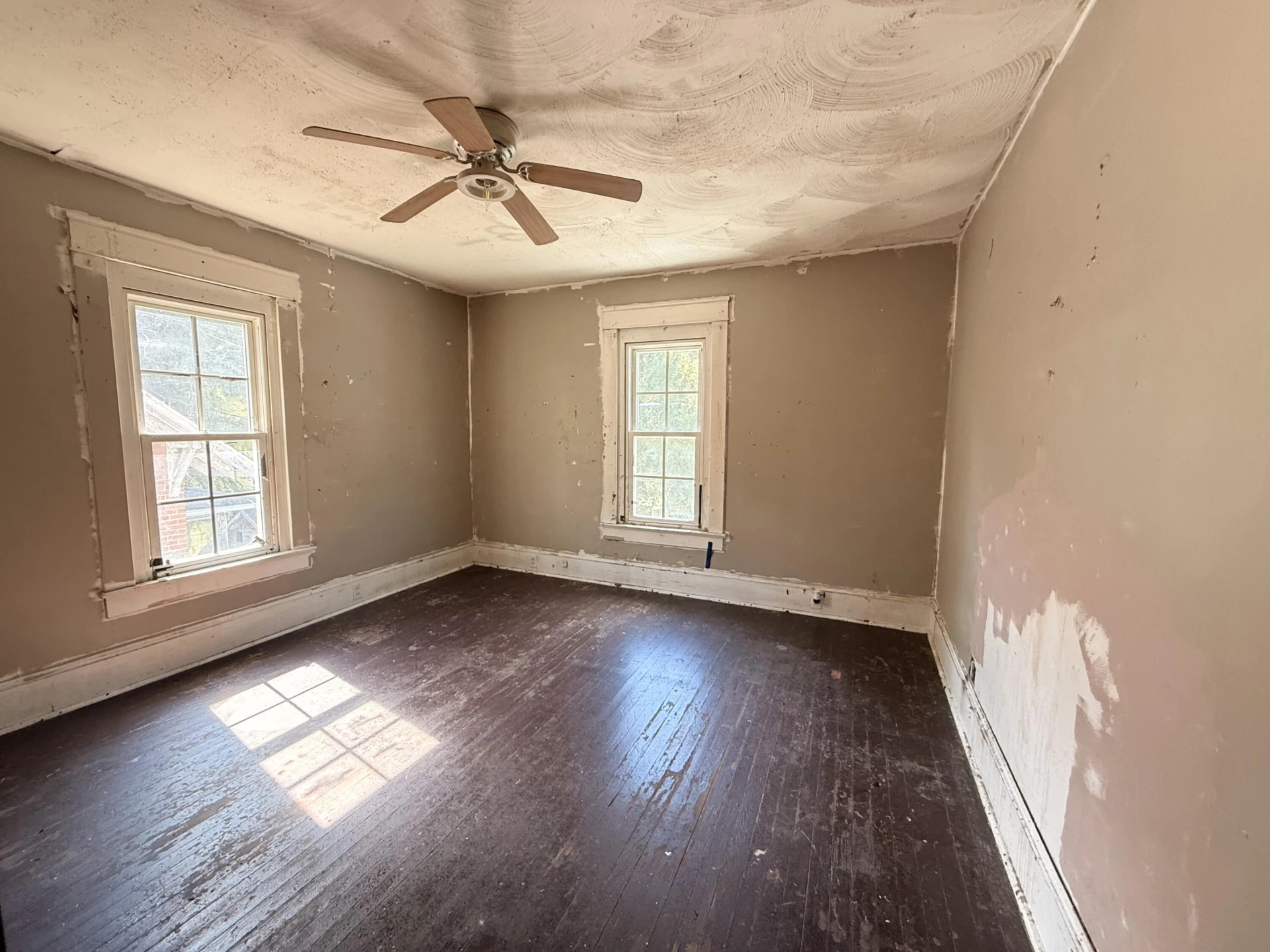 561 Roxbury St - Photo 6