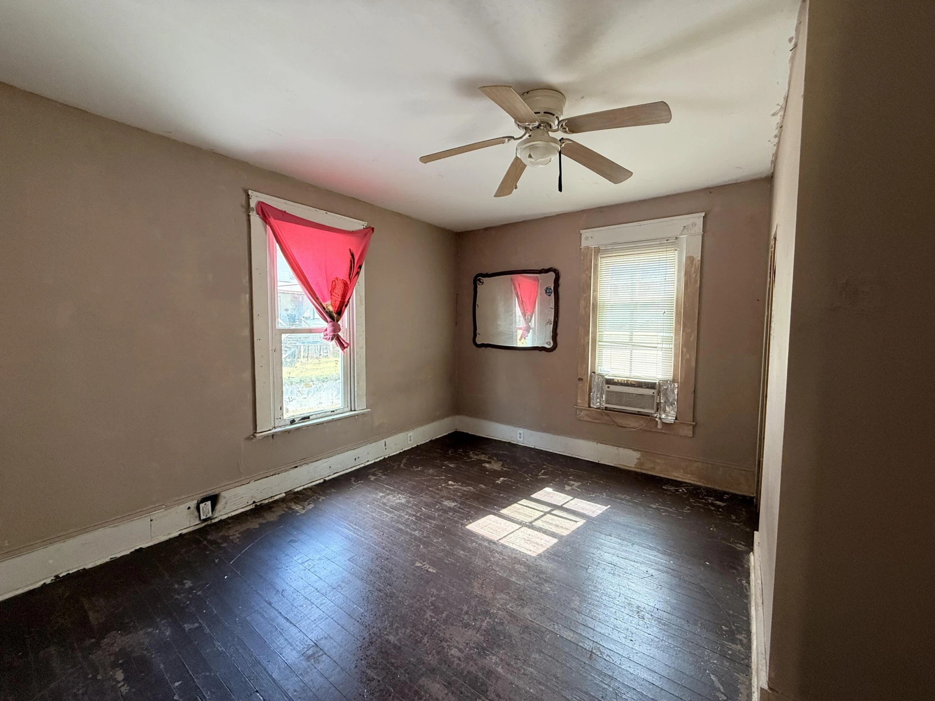 561 Roxbury St - Photo 7