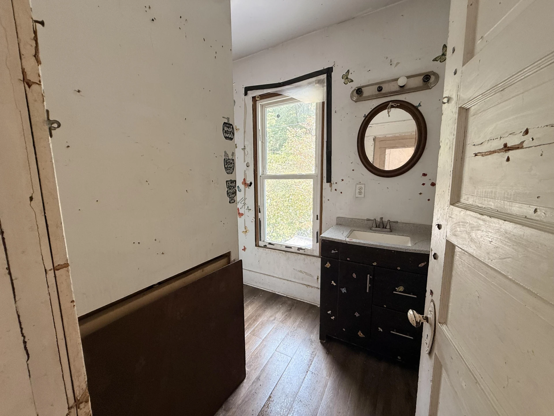 561 Roxbury St - Photo 8