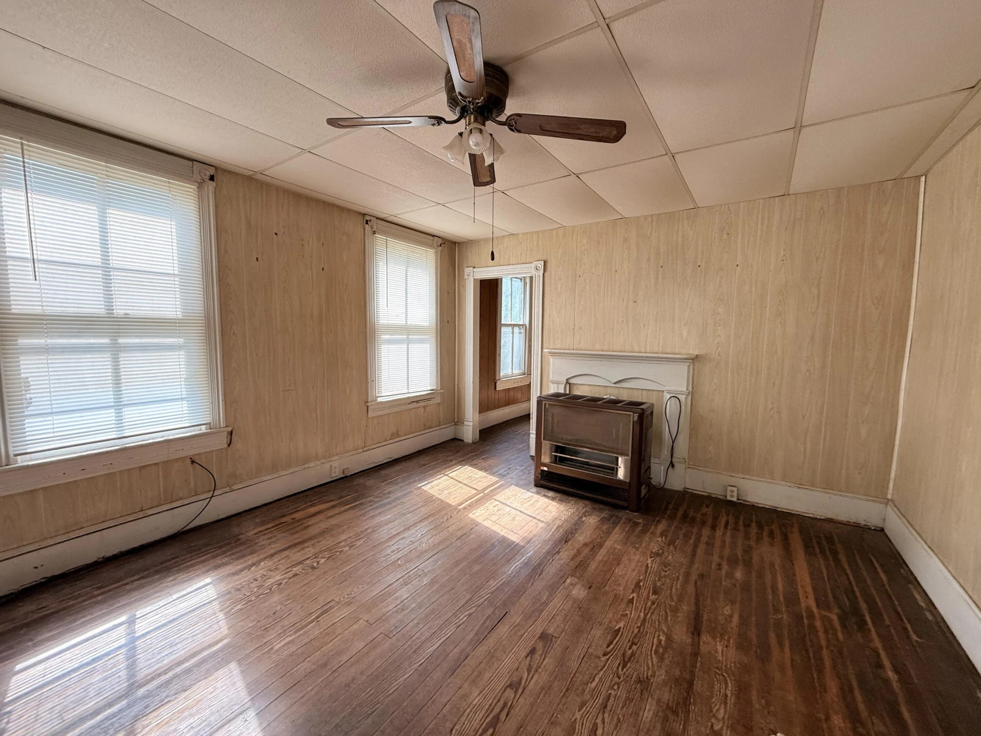 581 Roxbury St - Photo 2