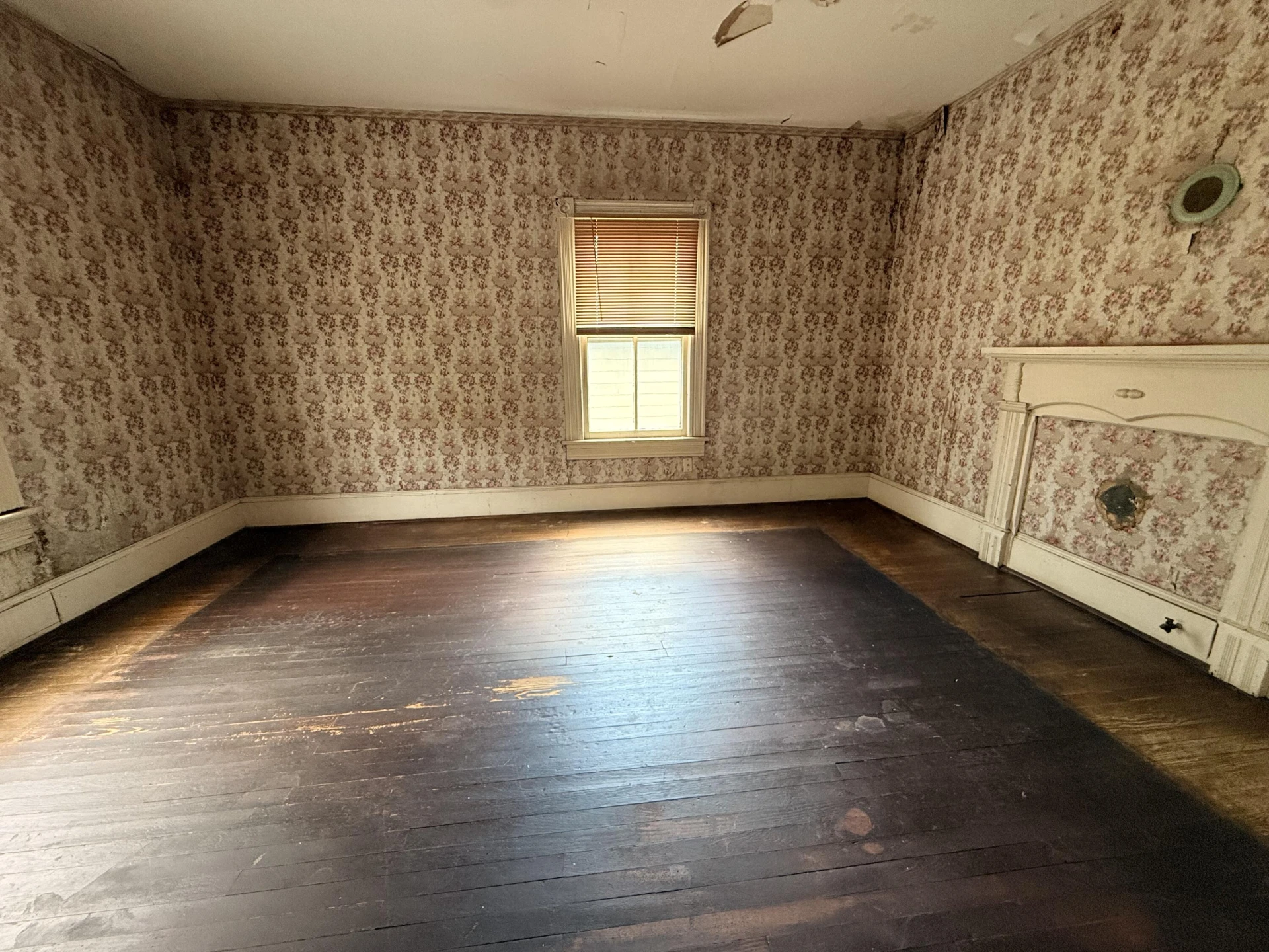 581 Roxbury St - Photo 8