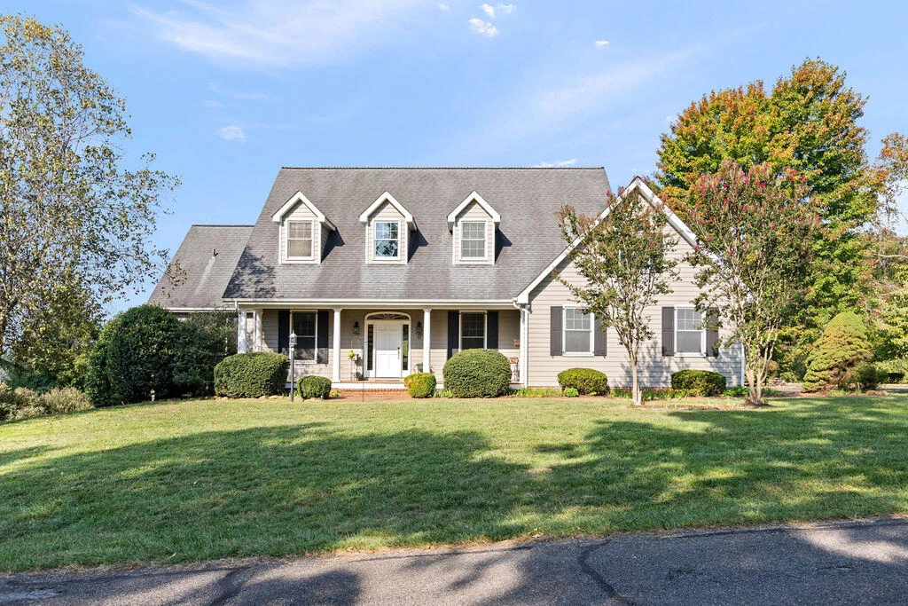 82 FALCON Ln