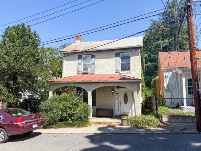 110 E HENRY St