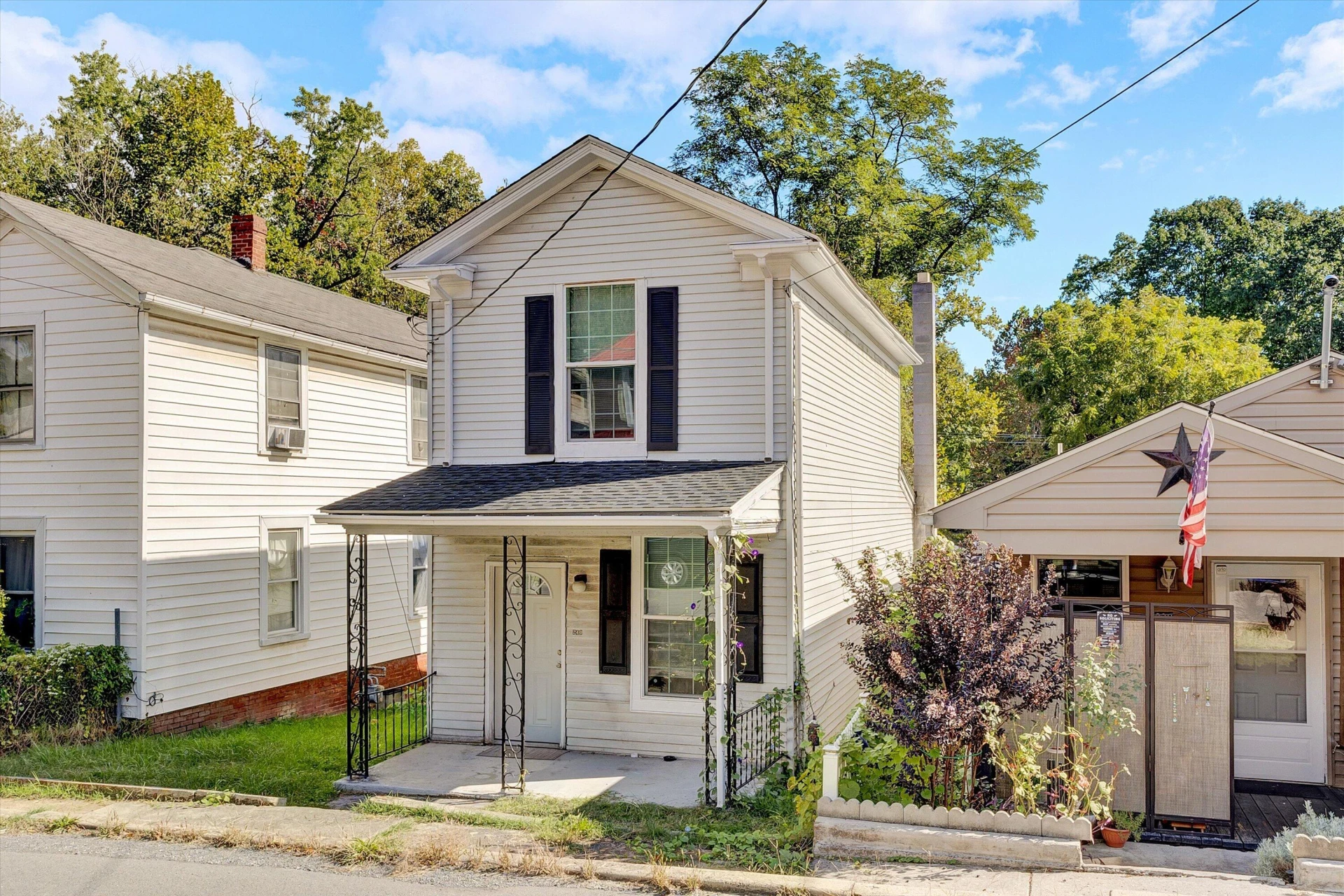 240 Roxbury St - Photo 2