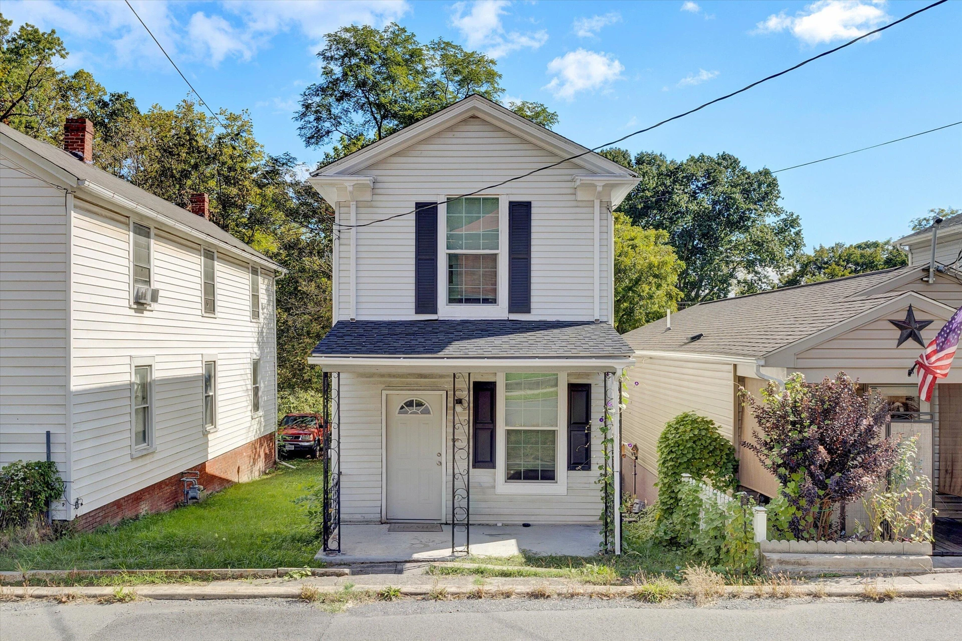 240 Roxbury St - Photo 3