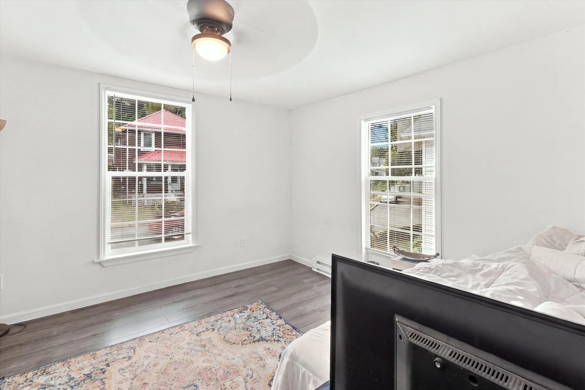 240 Roxbury St - Photo 14
